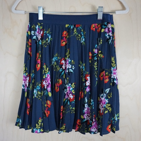 Express Navy Pleated Floral Mini Skirt - Picture 4 of 7